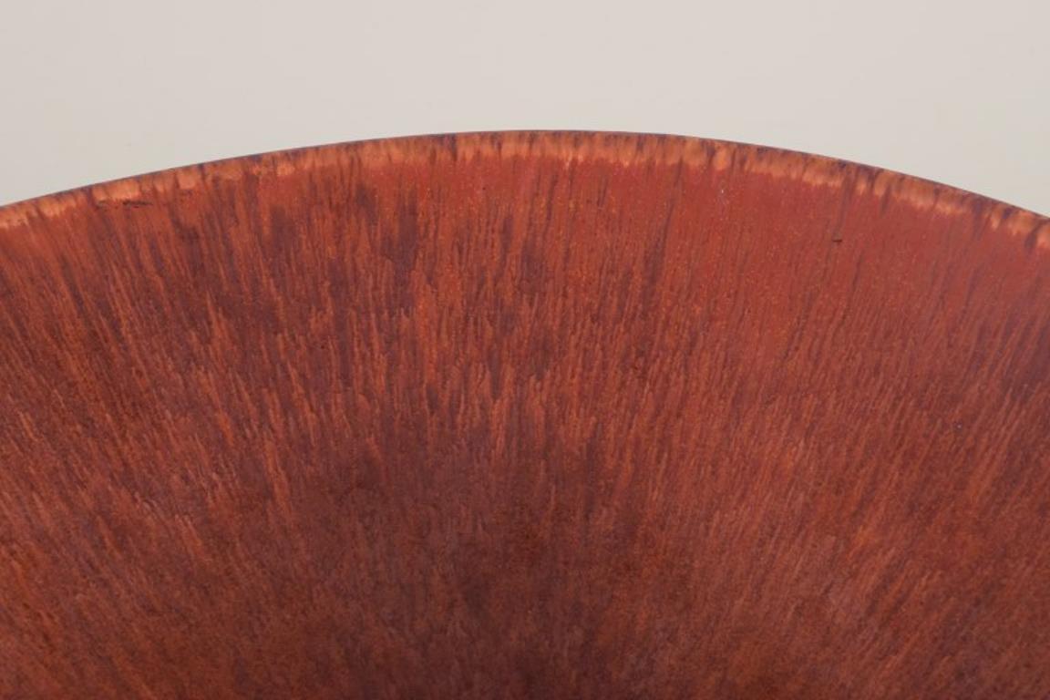 XX secolo Carl-Harry Stålhane per Rörstrand. Grande ciotola in ceramica con smalto nei toni del marrone. in vendita