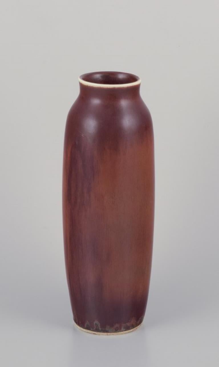 Carl Harry Stålhane (1920-1990) pour Rörstrand. 
Grand vase en céramique avec glaçure dans les tons de brun.
Milieu du 20e siècle.
Marqué.
En parfait état.
Deuxième qualité d'usine.
Dimensions : H 31,5 cm x P 11,0 cm : H 31,5 cm x P 11,0 cm.