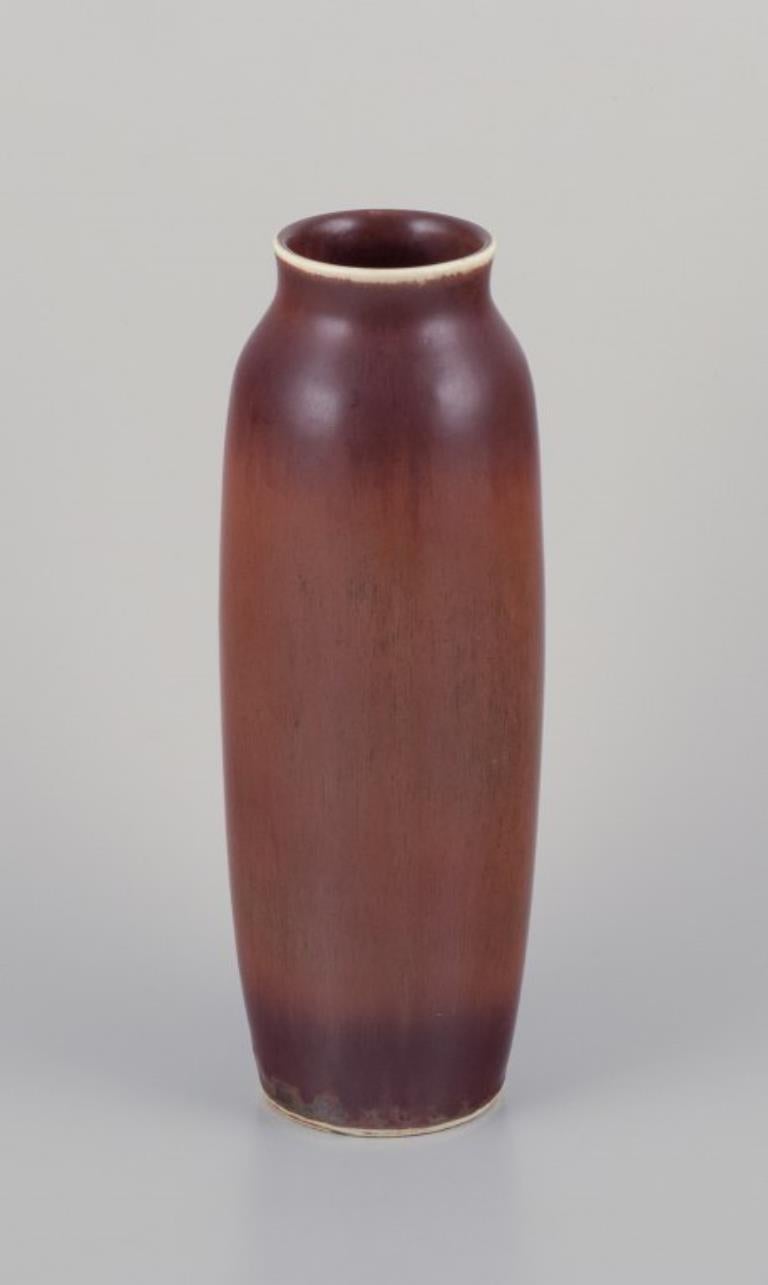 Scandinave moderne Carl Harry Stålhane pour Rörstrand. Grand vase en céramique dans les tons Brown en vente