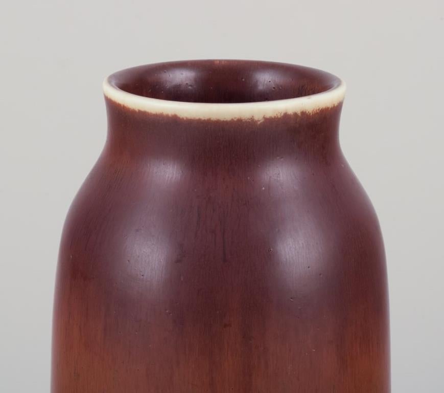 Suédois Carl Harry Stålhane pour Rörstrand. Grand vase en céramique dans les tons Brown en vente