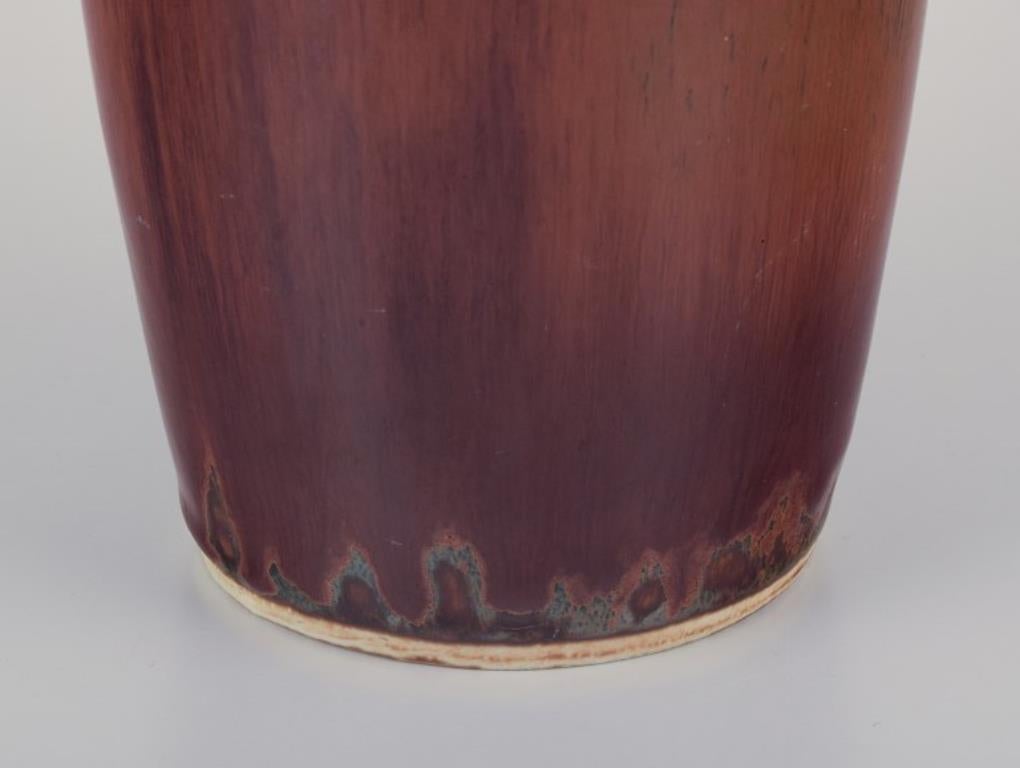 Vernissé Carl Harry Stålhane pour Rörstrand. Grand vase en céramique dans les tons Brown en vente