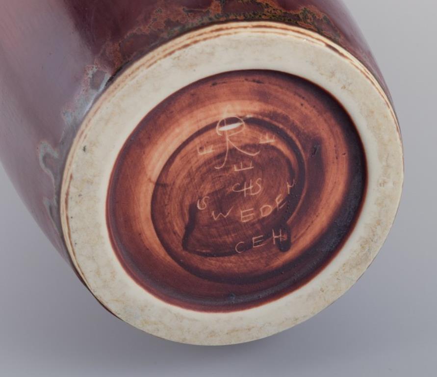 20ième siècle Carl Harry Stålhane pour Rörstrand. Grand vase en céramique dans les tons Brown en vente