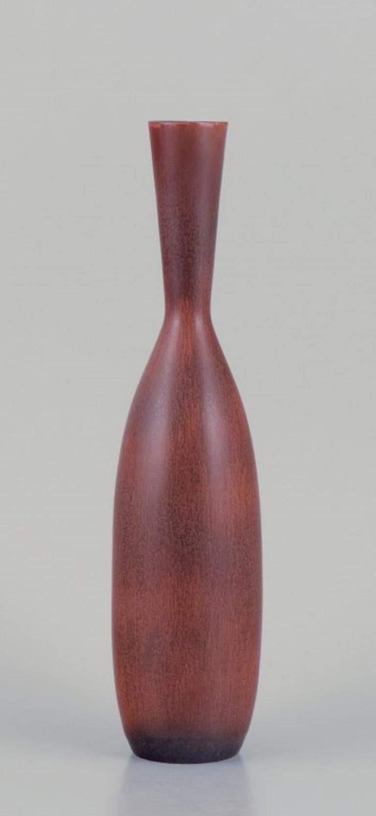 Carl Harry Stålhane (1920-1990) for Rörstrand. 
Large ceramic vase with a slender neck. Glaze in brownish tones.
Mid-20th century.
Marked.
In perfect condition.
Second factory quality.
Dimensions: Height 28.3 cm x Diameter 6.2 cm.

Carl-Harry