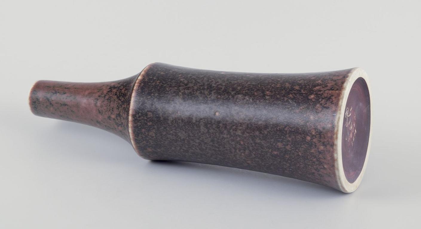 Carl Harry Stålhane for Rörstrand. Large ceramic vase with slender shape. In Excellent Condition For Sale In København, Copenhagen