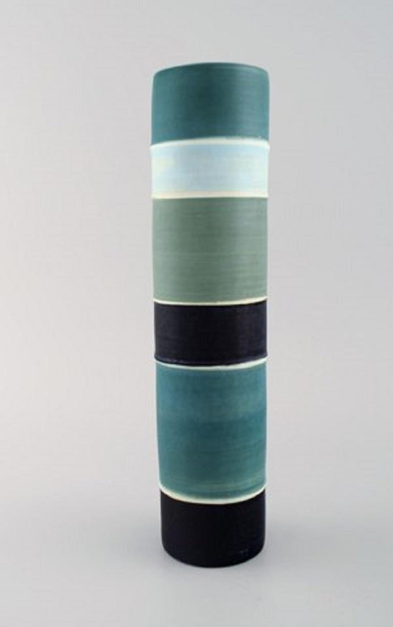 Carl-Harry Stålhane for Rörstrand. Large cylindrical Tema vase in glazed ceramics. Striped design. Mid-20th century.
In very good condition. 1st factory quality.
Stamped.
Measures: 30.5 x 7 cm.