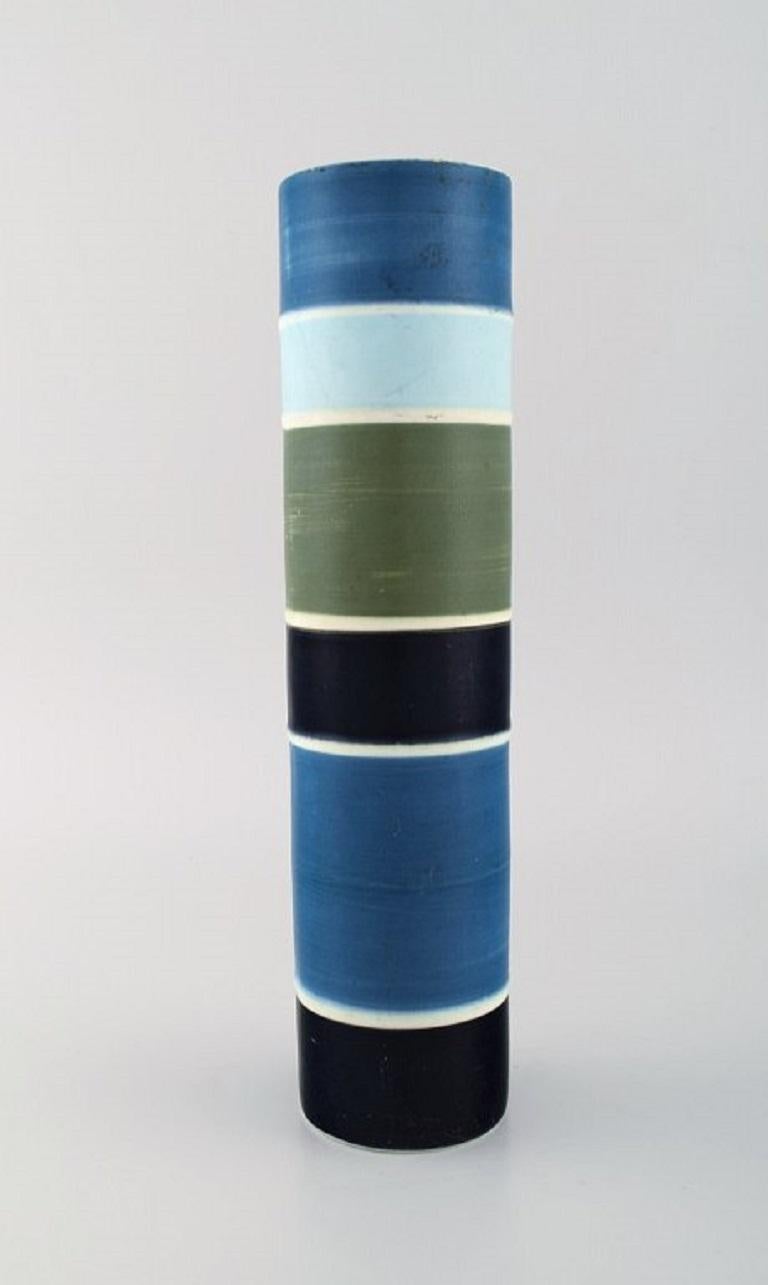 Carl-Harry Stålhane for Rörstrand. Large cylindrical Tema vase in glazed ceramics. Striped design. 
Mid 20th century.
In excellent condition. 1st factory quality.
Stamped.
Measures: 30.5 x 7 cm.