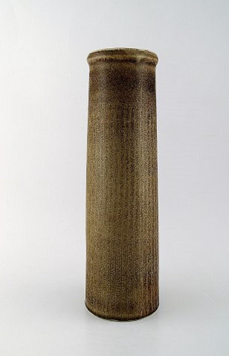 Carl Harry Stålhane for Rörstrand. Large cylindrical vase in glazed ceramics, mid-20th century.
Measures: 36 x 11 cm.
In very good condition.
1st factory quality.
Stamped.
  