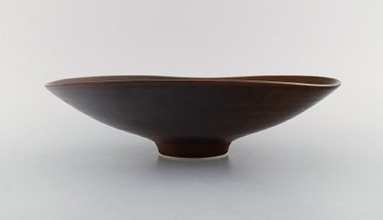 Carl Harry Stålhane for Rörstrand. Large dish / bowl on base in glazed ceramics. Beautiful glaze in brown shades, mid-20th century.
Measures: 30 x 8 cm.
In excellent condition.
Signed.
2nd factory quality.