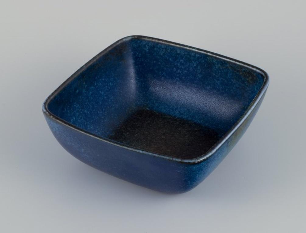 Carl Harry Stålhane (1920-1990) for Rörstrand. 
Large square ceramic bowl with glaze in blue and green shades.
Mid-20th century.
Marked.
In perfect condition.
First factory quality.
Dimensions: Diameter 22.2 cm x Height 8.8 cm.

Carl-Harry Stålhane