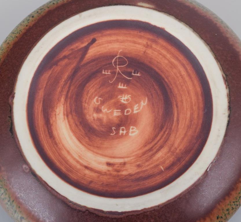 Carl Harry Stålhane for Rörstrand. Low ceramic bowl with brown and green glaze. In Excellent Condition For Sale In Copenhagen, DK