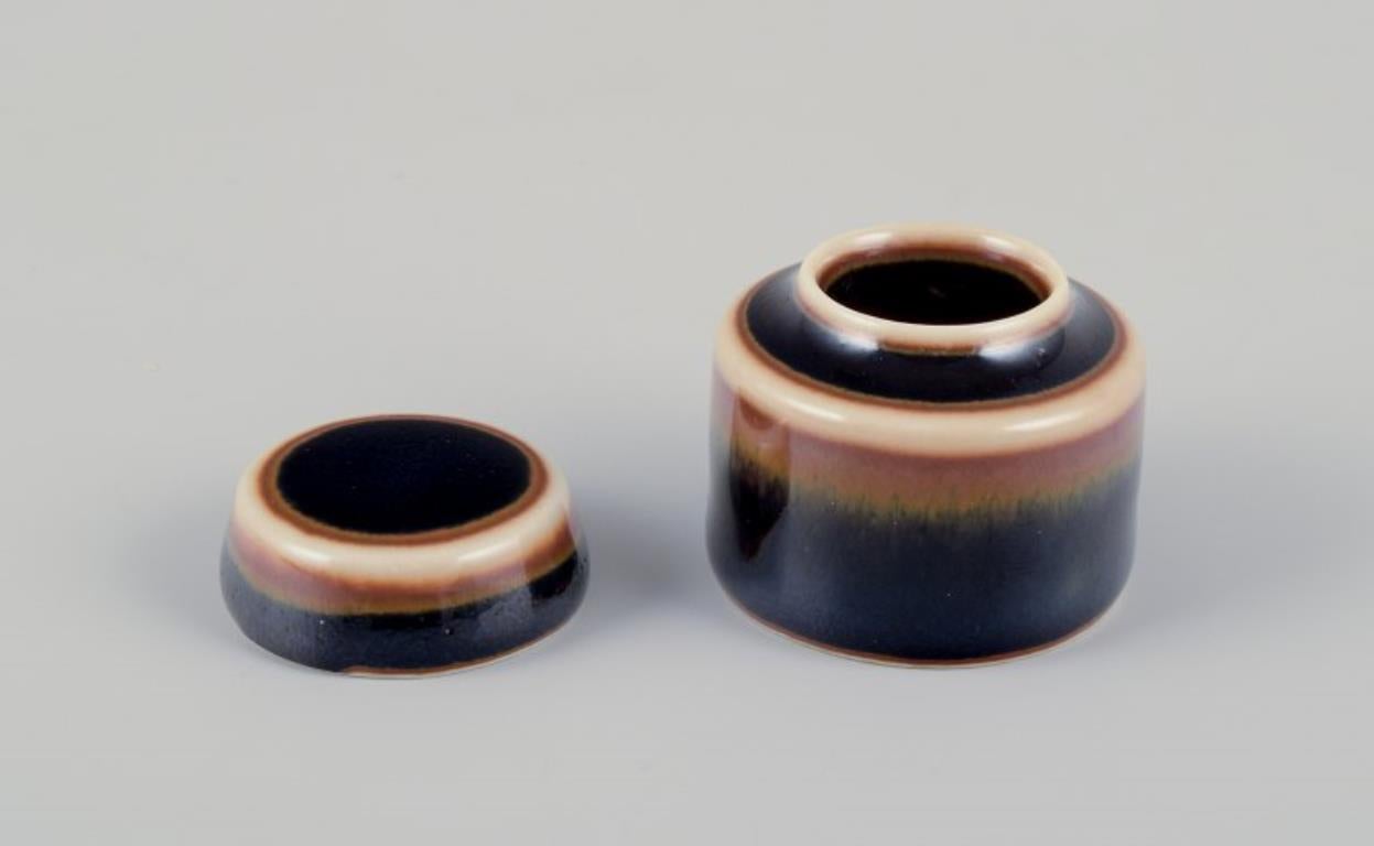 Carl-Harry Stålhane (1920-1990) per Rörstrand, Svezia.
Ciotola in miniatura e barattolo con coperchio in ceramica. Smalto in tonalità marrone.
Metà del XX secolo.
Firmato.
Condizioni perfette.
Prima qualità di fabbrica.
Basso: D. 4,0 cm x H. 2,0