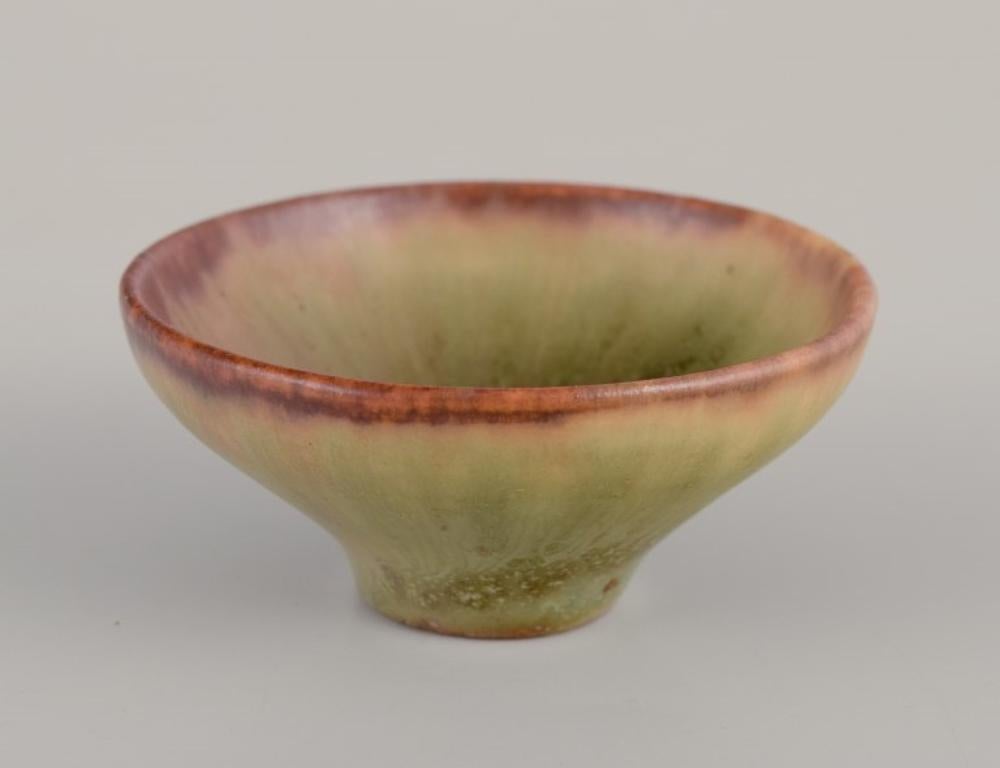 Carl Harry Stålhane (1920-1990) pour Rörstrand, bol miniature.
Glaçure dans les tons verdâtres.
Milieu du 20e siècle.
En parfait état.
Signé.
Dimensions : Diamètre 4,7 cm x hauteur 2,0 cm.

Carl-Harry Stålhane est largement reconnu comme une figure