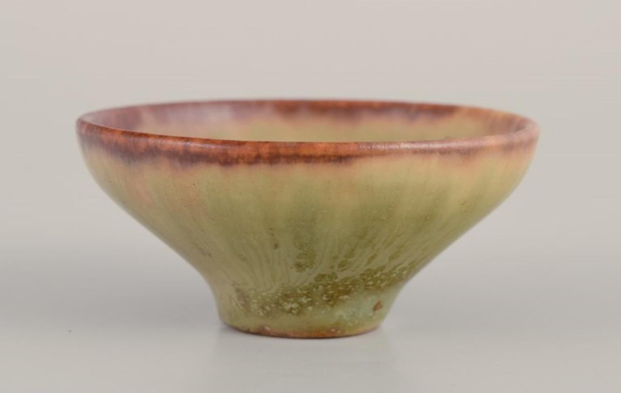 Scandinave moderne Carl-Harry Stålhane pour Rörstrand, bol miniature. Glaçure dans les tons verdâtres. en vente