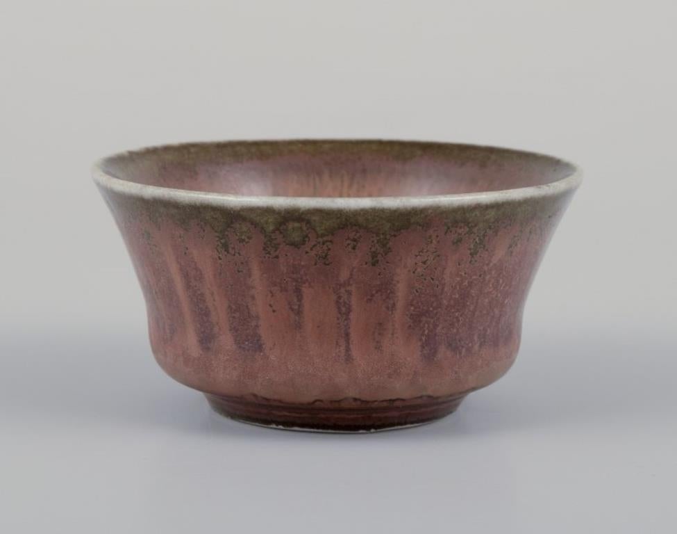 Scandinavo moderno Carl-Harry Stålhane per Rörstrand. Ciotola in ceramica in miniatura, metà del XX secolo. in vendita