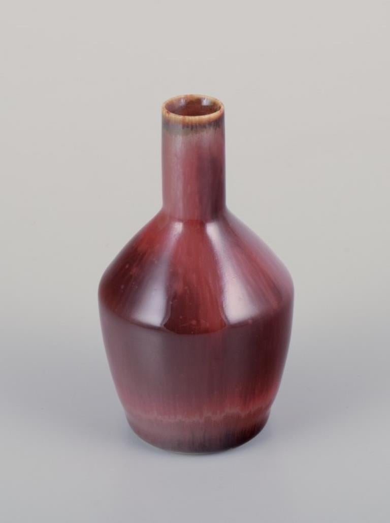 Carl Harry Stålhane (1920-1990) pour Rörstrand. Vase miniature en céramique à glaçure Brown.
Milieu du 20e siècle.
Marqué.
En parfait état.
Deuxième qualité d'usine.
Dimensions : H 10,0 cm x P 5,5 cm : H 10,0 cm x P 5,5 cm.

Carl-Harry Stålhane est
