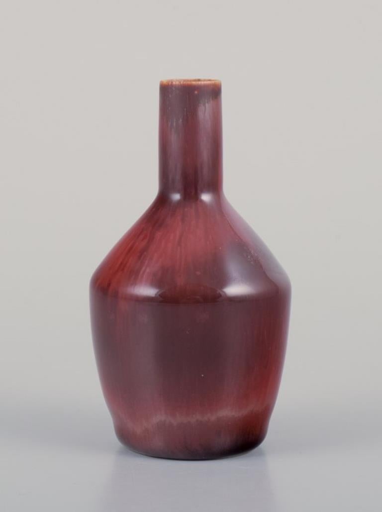 Scandinave moderne Carl Harry Stålhane pour Rörstrand. Vase miniature en céramique à glaçure Brown. en vente