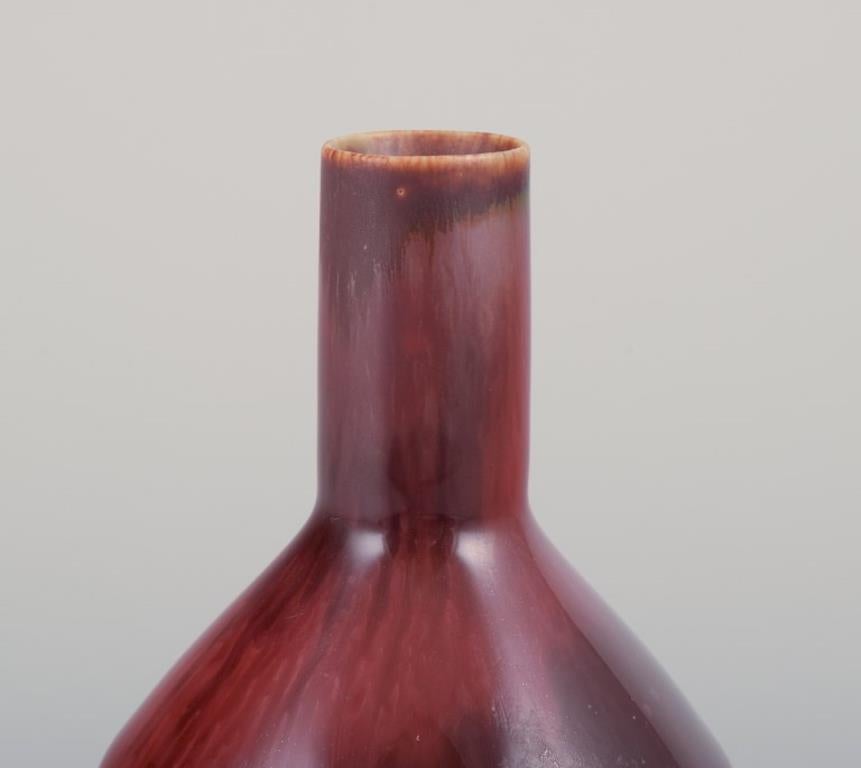 Suédois Carl Harry Stålhane pour Rörstrand. Vase miniature en céramique à glaçure Brown. en vente