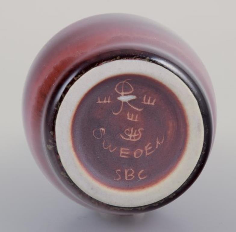 Vernissé Carl Harry Stålhane pour Rörstrand. Vase miniature en céramique à glaçure Brown. en vente