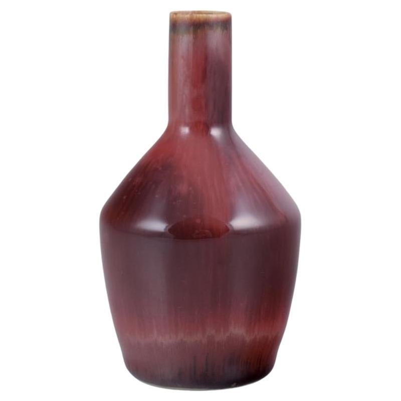Carl Harry Stålhane pour Rörstrand. Vase miniature en céramique à glaçure Brown.