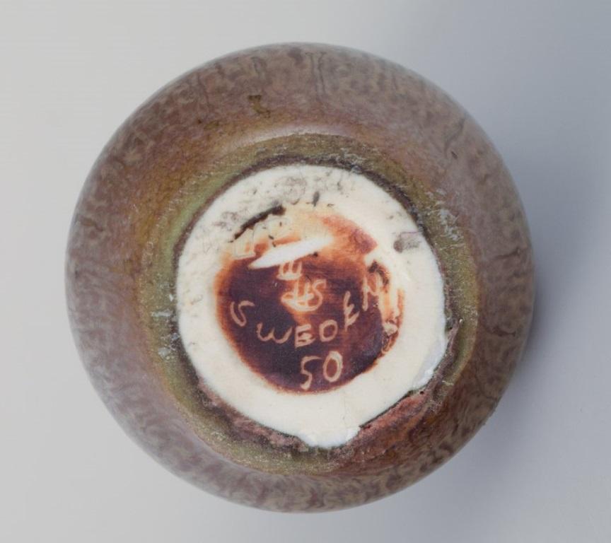 20ième siècle Carl-Harry Stålhane pour Rörstrand, pichet/vase miniature dans des tons vert-brun. en vente