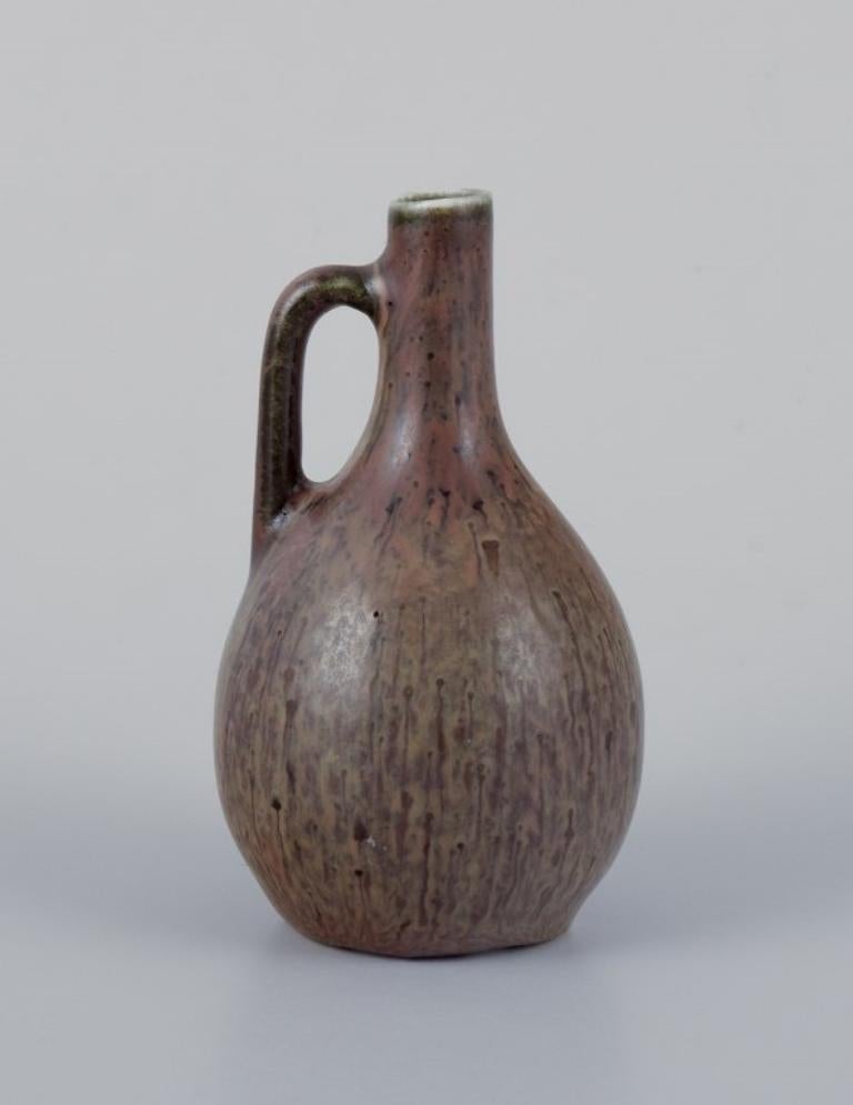 Carl-Harry Stålhane pour Rörstrand, pichet/vase miniature dans des tons vert-brun. 