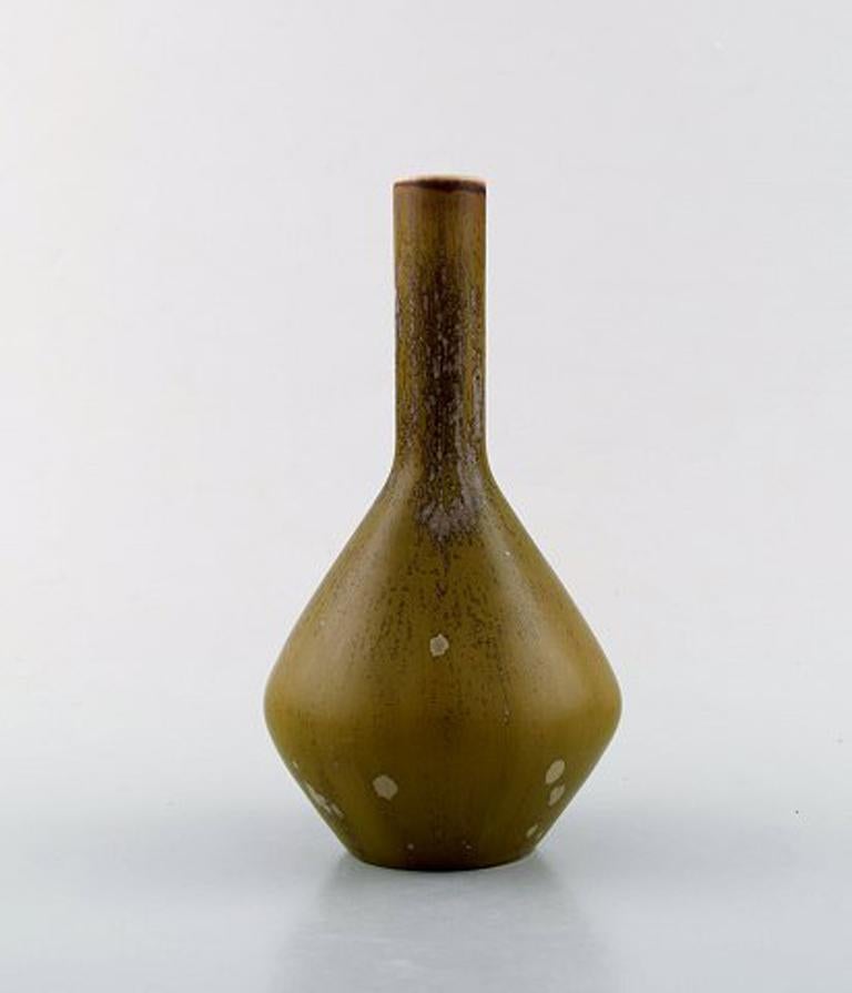 Carl-Harry steel tap for Rörstrand / Rørstrand. Narrow-necked ceramic vase with beautiful glaze in olive green shades. Rare shape. 1950s.
Measuring: 16 x 9 cm.
In perfect condition. 2nd factory quality.
Stamped.