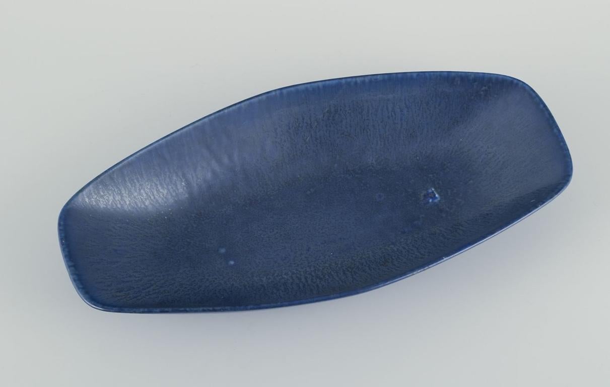 Scandinavo moderno Carl-Harry Stålhane per Rörstrand. Piatto oblungo in gres con smalto blu. in vendita