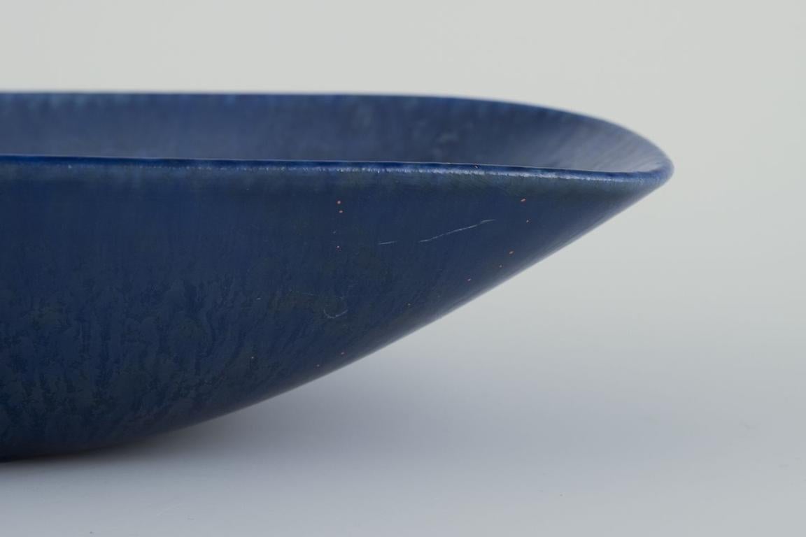 Smaltato Carl-Harry Stålhane per Rörstrand. Piatto oblungo in gres con smalto blu. in vendita