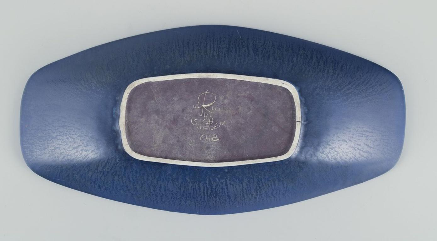 Carl-Harry Stålhane per Rörstrand. Piatto oblungo in gres con smalto blu. In condizioni ottime in vendita a Copenhagen, DK