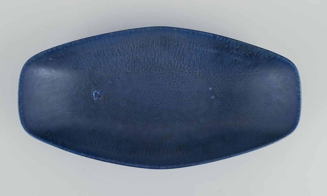 Grès porcellanato Carl-Harry Stålhane per Rörstrand. Piatto oblungo in gres con smalto blu. in vendita