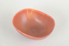 Carl-Harry Stålhane per Rörstrand. Ciotola dalle forme organiche con una calda smaltatura color rosa.
