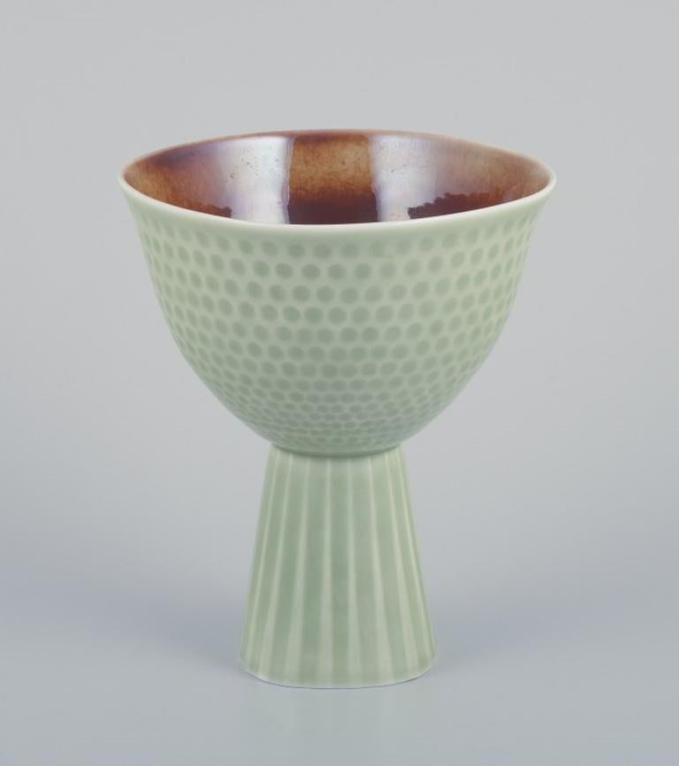 Carl-Harry Stålhane (1920-1990) per Rörstrand, Svezia. 
Raro vaso in ceramica. Smalto verde menta. Disegnato con pois e strisce.
Metà del XX secolo.
Contrassegnato.
Condizioni perfette.
Prima qualità di fabbrica.
Dimensioni: D 13,0 cm x H 15,5