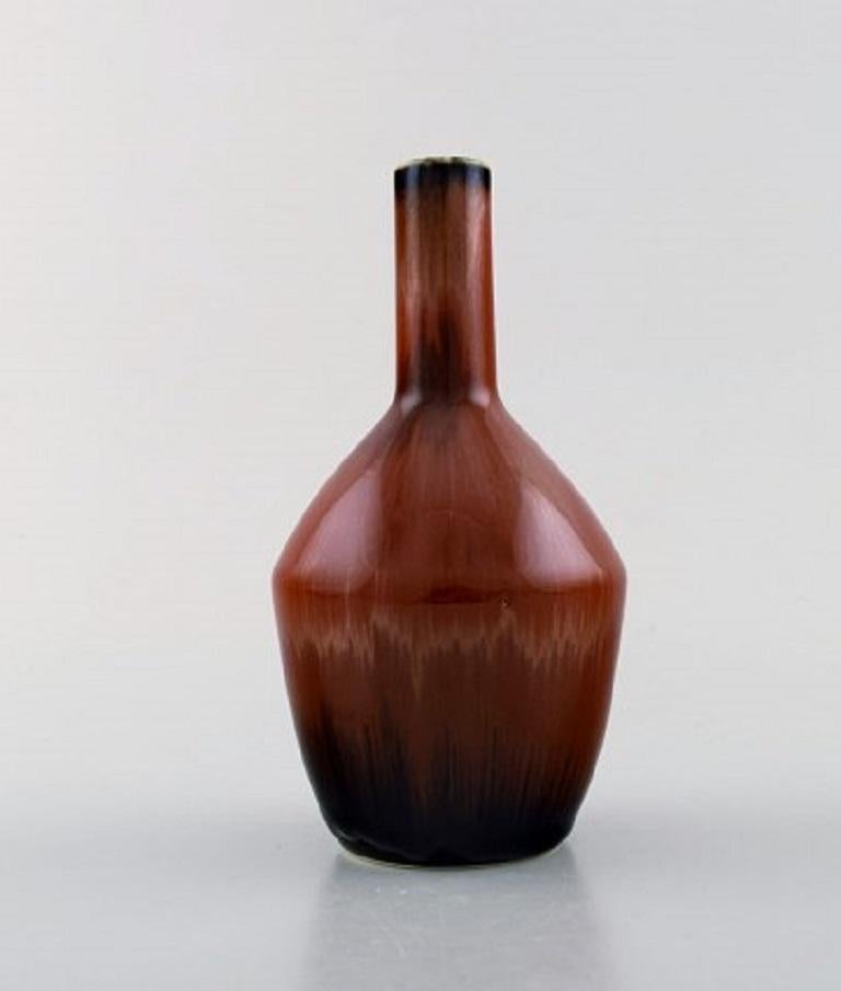 Carl-Harry Stålhane for Rörstrand / Rørstrand. Narrow-necked ceramic vase with beautiful glaze in reddish-brown shades. Rare form, 1950s.
Measures: 15.5 x 8 cm.
In perfect condition. 2nd factory.
Stamped.
