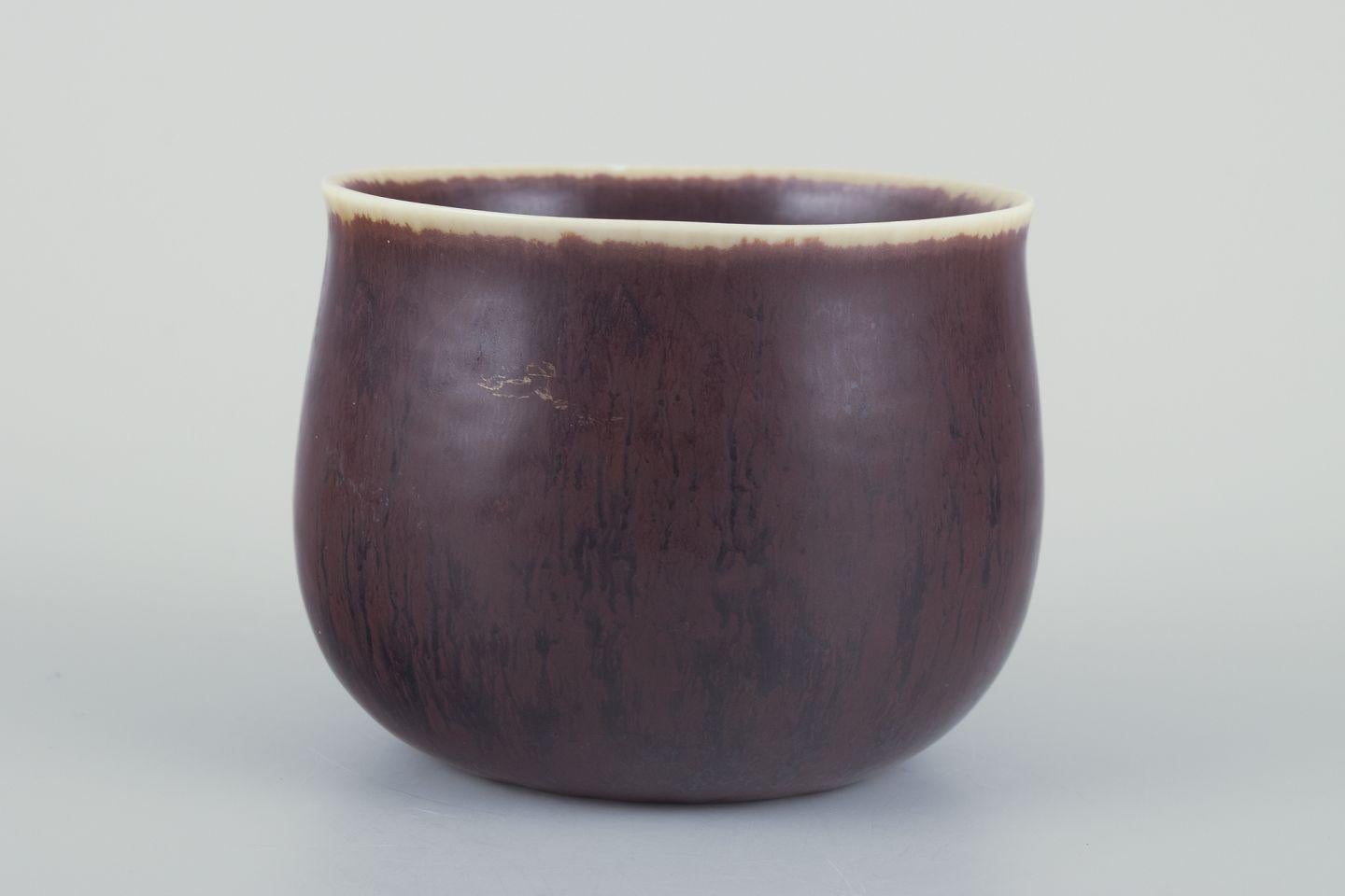 Scandinavo moderno Carl-Harry Stålhane per Rörstrand. Piccola ciotola in gres. Metà del XX secolo. in vendita