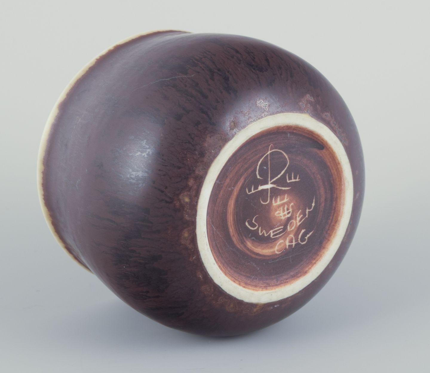Svedese Carl-Harry Stålhane per Rörstrand. Piccola ciotola in gres. Metà del XX secolo. in vendita