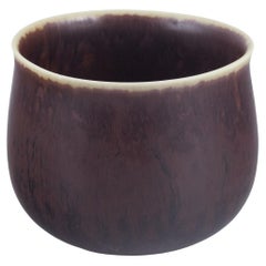 Carl Harry Stålhane for Rörstrand. Small bowl in stoneware. Mid-20th C.