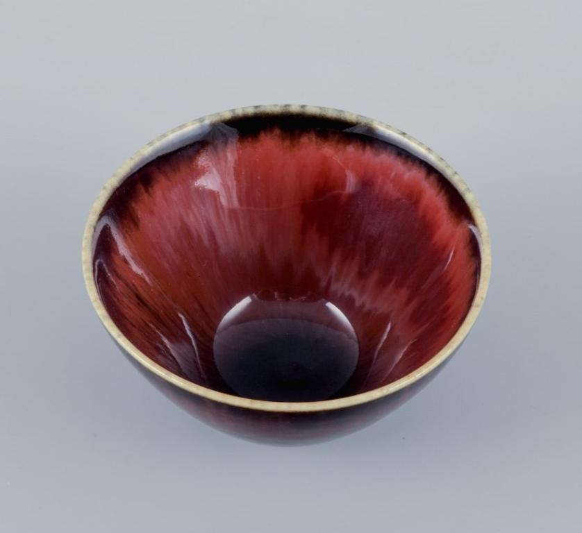 Carl Harry Stålhane for Rörstrand. Small ceramic bowl in shades of brown In Excellent Condition For Sale In Copenhagen, DK