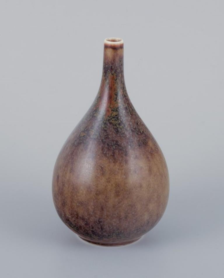 Carl-Harry Stålhane for Rörstrand, small narrow-necked ceramic vase with glaze in green-brown tones.
Mid-20th century.
Marked.
Perfect condition.
Second factory quality.
Dimensions: H 13.5 cm x D 6.5 cm.