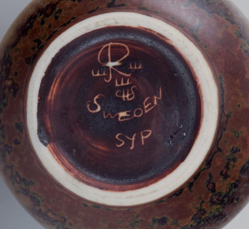 Vernissé Carl-Harry Stålhane pour Rörstrand, petit vase en céramique à col étroit. en vente
