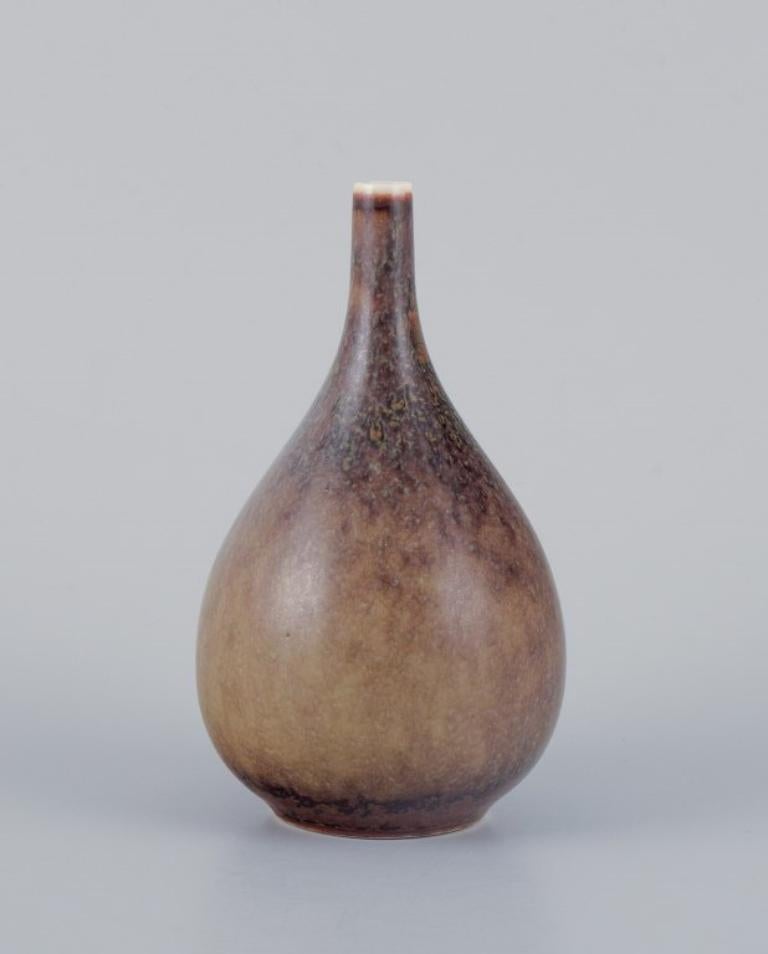 Carl Harry Stålhane for Rörstrand, small narrow-necked ceramic vase. In Excellent Condition For Sale In Copenhagen, DK