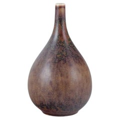 Carl-Harry Stålhane pour Rörstrand, petit vase en céramique à col étroit.