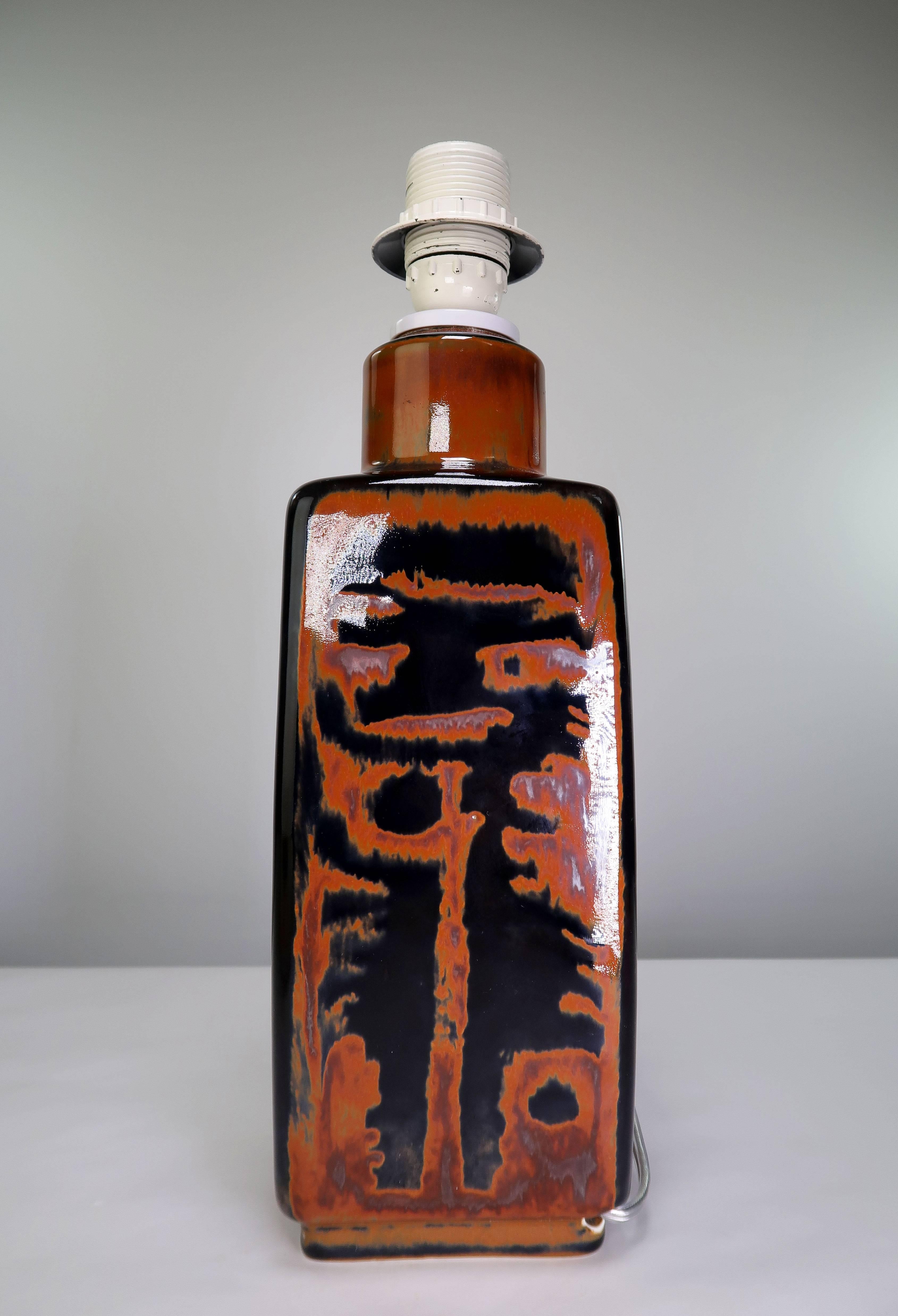 Mid-Century moderno Carl-Harry Stålhane Lampada da tavolo decorativa organica nera e ambra, Rörstrand, 1960s in vendita