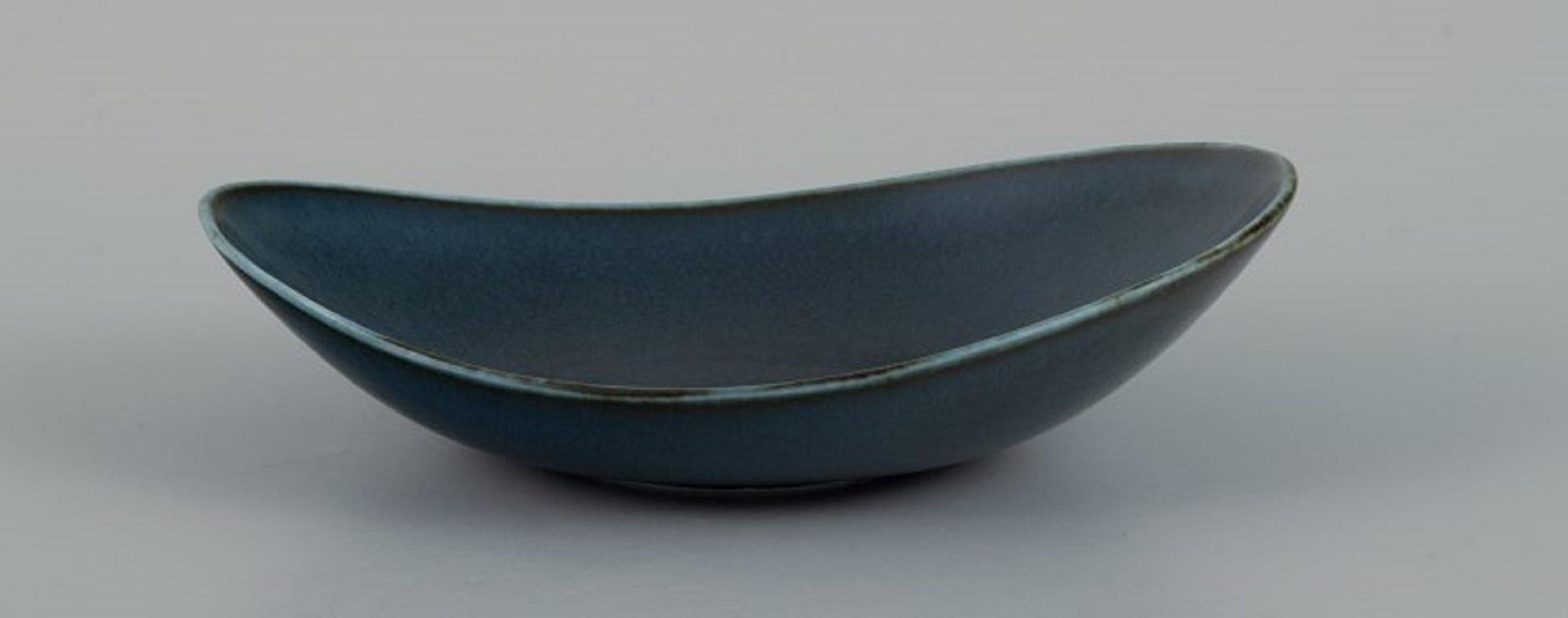 Carl Harry Stålhane for Rörstrand, Sweden.
Large bowl with glaze in dark blue shade.
Mid-20th century.
First factory quality.
In excellent condition.
Marked.
Measures: L 19.0 x H 4.0 cm.
  