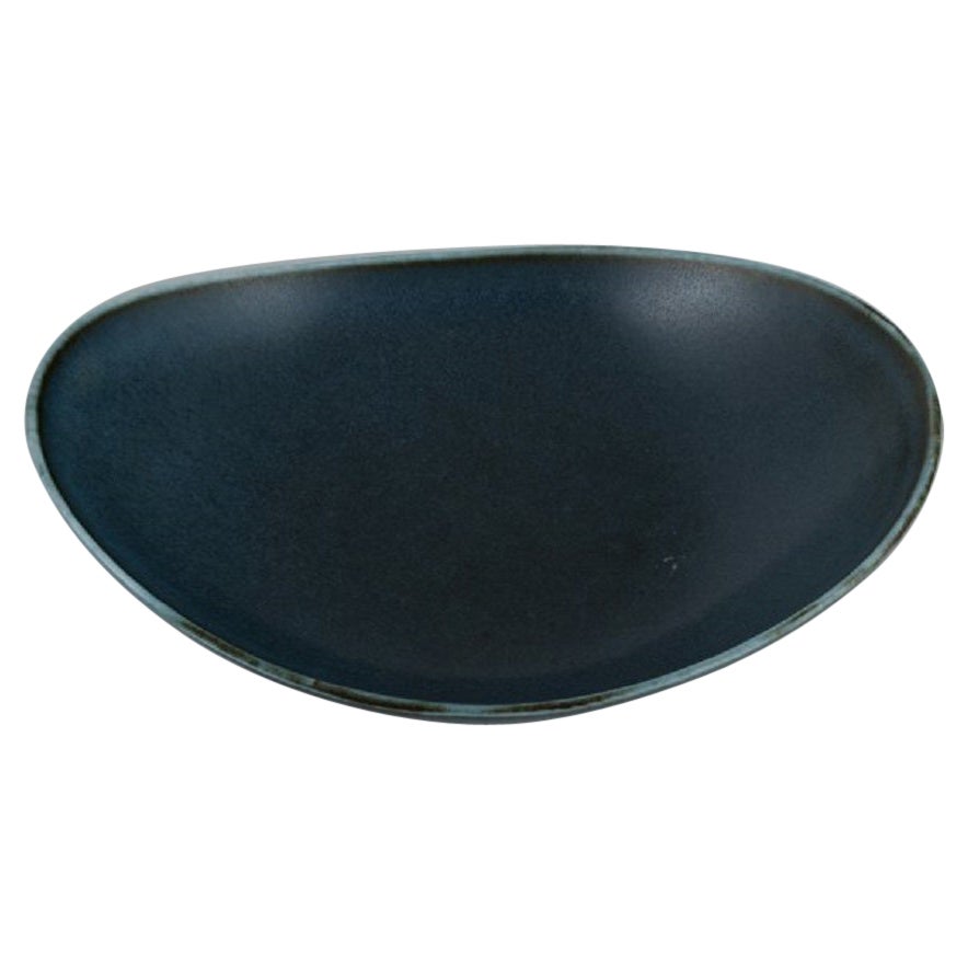 Carl-Harry Stålhane per Rörstrand, Svezia, Grande ciotola con sfumature blu scuro