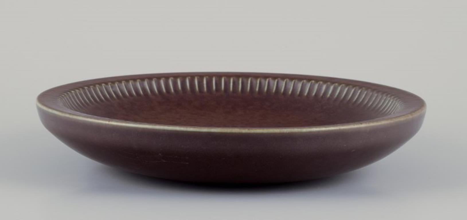 Carl-Harry Stålhane (1920-1990) per Rörstrand, Svezia.
Grande ciotola in ceramica. Smaltato in tonalità verde-marrone.
Metà del XX secolo.
Contrassegnato.
In ottime condizioni.
Prima qualità di fabbrica.
Dimensioni: D 23,5 cm x H 4,4 cm.