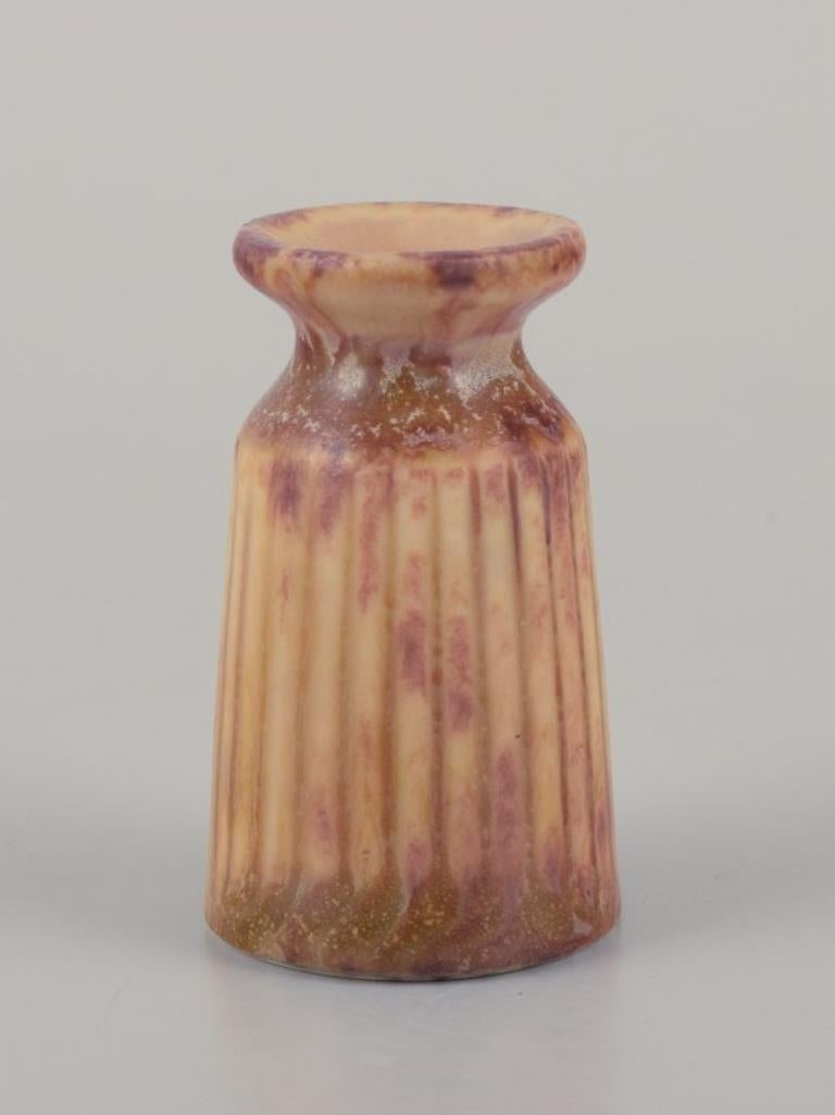 Carl Harry Stålhane für Rörstrand, Schweden. Miniatur-Keramikvase. (Skandinavische Moderne) im Angebot