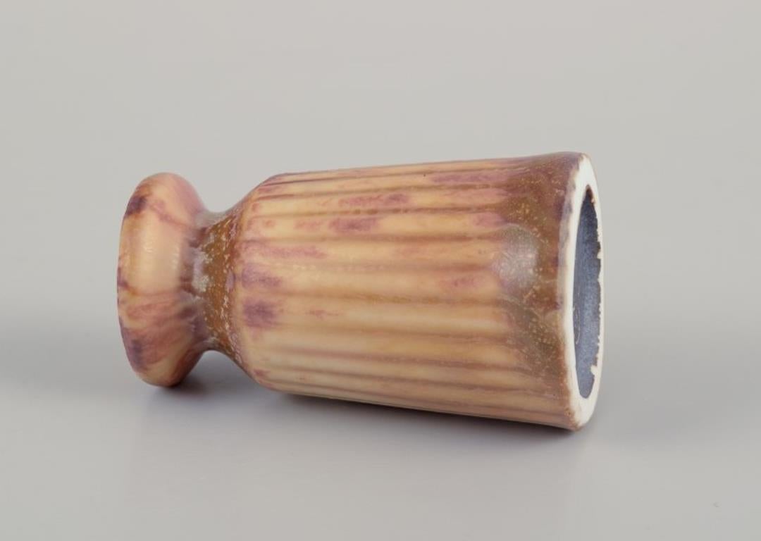 Carl Harry Stålhane für Rörstrand, Schweden. Miniatur-Keramikvase. (Schwedisch) im Angebot