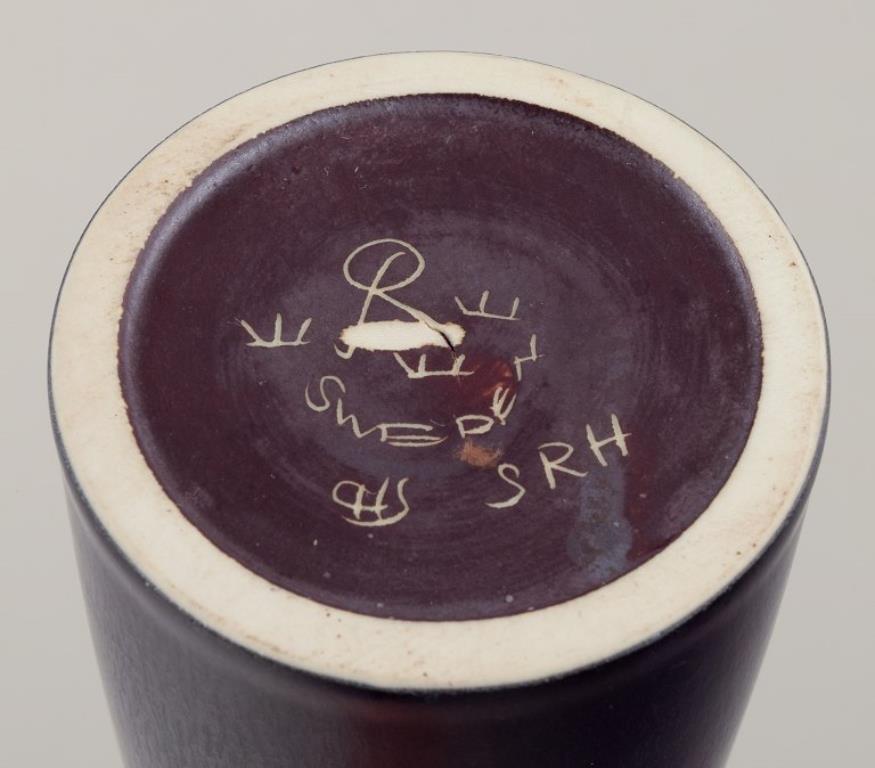 Carl Harry Stålhane for Rörstrand, Sweden. Slim ceramic vase in modernist style In Excellent Condition For Sale In Copenhagen, DK