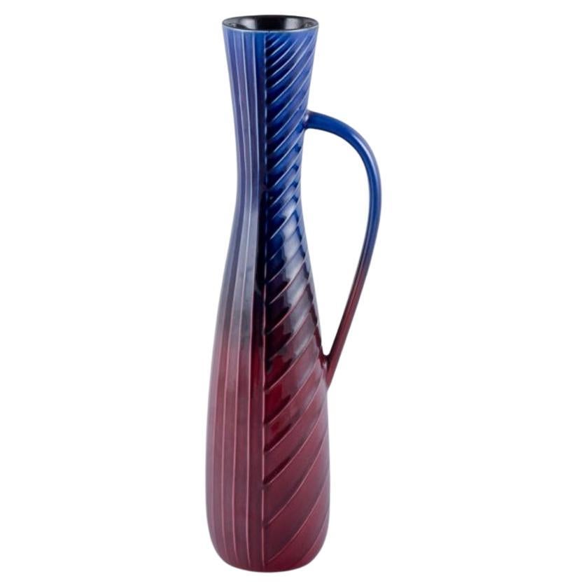 Carl Harry Stålhane für Rörstrand. Großer und schlanker Keramikkrug / Vase im Angebot