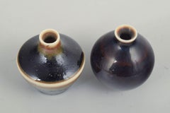 Carl-Harry Stålhane para Rörstrand. Dos jarrones de gres en miniatura, de mediados del siglo XX.